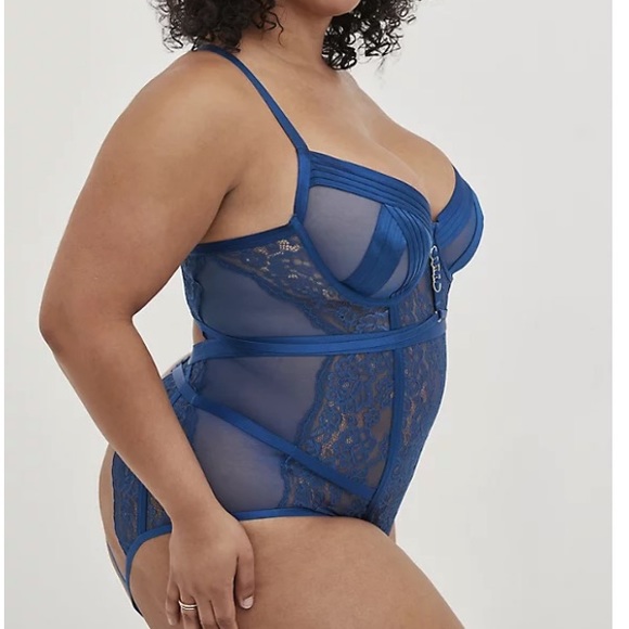 TORRID STRAPS AND RINGS LACE BODYSUIT WITH OPEN BACK - Picture 3 of 5